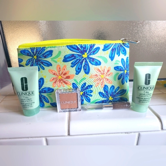 Clinique Other - Clinique 7 day scrub cream & bronzer bundle with bag